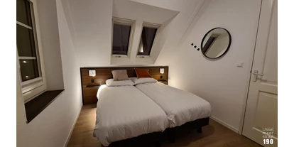 Rollstuhlgerechte Unterkunft - Unterkunftsart: Ferienhaus - Auf der ersten Etage auf der Gartenseite des Hauses befindet sich das dritte Schlafzimmer mit 2 Boxspringbetten (80x200cm) und Fenstern rundum. Schlafen unter den Sternen!
Dieses Zimmer hat auch einen eigenen begehbaren Kleiderschrank mit viel Stauraum und die Fenster haben Insektenschutzgitter und Verdunklungsvorhänge. - IJsselmeerstraat190