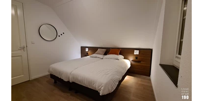 Rollstuhlgerechte Unterkunft - Unterkunftsart: Ferienhaus - Auf der ersten Etage an der Vorderseite des Hauses finden Sie ein sehr geräumiges Schlafzimmer mit 2 Boxspringbetten (90x200cm).
Dieses Zimmer verfügt über einen eigenen begehbaren Kleiderschrank mit viel Stauraum. Die Fenster sind mit Fliegengittern und Verdunklungsvorhängen ausgestattet. - IJsselmeerstraat190