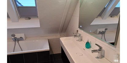 Rollstuhlgerechte Unterkunft - Unterkunftsart: Ferienhaus - Auf der ersten Etage befindet sich ein geräumiges zweites Badezimmer mit Doppelwaschbecken, Badewanne und ebenerdiger Dusche.
Es gibt eine separate Toilette auf der Etage.
Im Abstellraum finden Sie die Waschmaschine. - IJsselmeerstraat190
