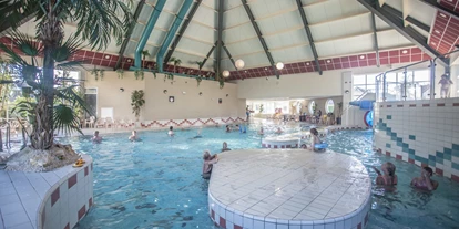 Rollstuhlgerechte Unterkunft - Unterkunftsart: Ferienhaus - Genießen Sie das ganzen Jahr das beheizte Hallenbad mit einer 50 m langen Rutsche. Für die Kleinen gibt es ein spezielles Kinderbecken mit einer Tiefe von 15cm und 40cm.
Als Gast haben Sie freien Zugang zum Schwimmbad. - IJsselmeerstraat190