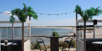 Rollstuhlgerechte Unterkunft - Unterkunftsart: Ferienhaus - Gegenüber dem Eingang des Bungalowparks befindet sich ein schöner Sandstrand.
Im Strandpavillon De Zoete Zee können Sie das ganze Jahr über köstliche Speisen und Getränke genießen. Im Sommer können Sie hier auch Strandliegen und Windschutze mieten. - IJsselmeerstraat190