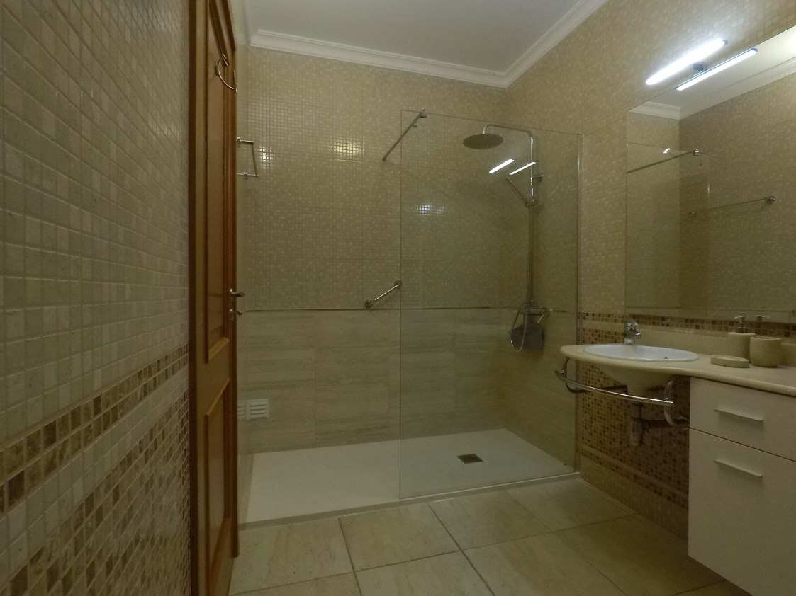 Rollstuhl-Urlaub: Badezimmer mit Dusche - FeWo-Algarve