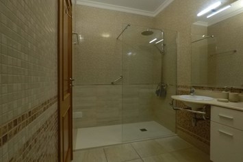 Rollstuhl-Urlaub: Badezimmer mit Dusche - FeWo-Algarve