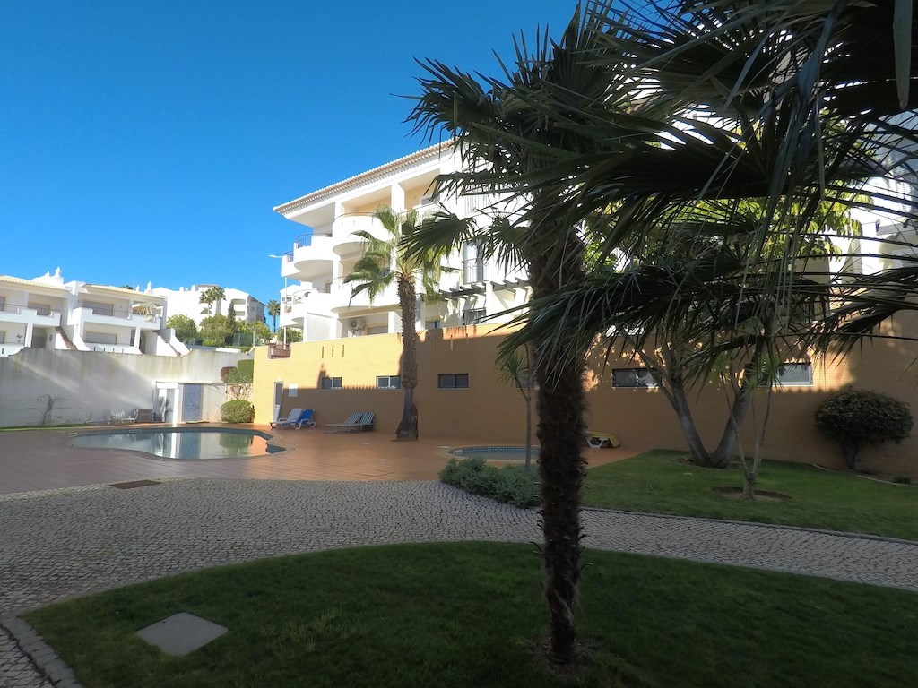 Rollstuhl-Urlaub: Außenansicht mit Pool - FeWo-Algarve