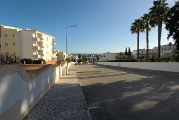 Rollstuhl-Urlaub: Straße vor der Unterkunft - FeWo-Algarve