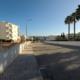 Rollstuhl-Urlaub: Straße vor der Unterkunft - FeWo-Algarve
