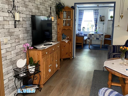 Rollstuhlgerechte Unterkunft - Unterkunftsart: Ferienhaus - Wohnzimmer - Landhaus Sonnens Huus