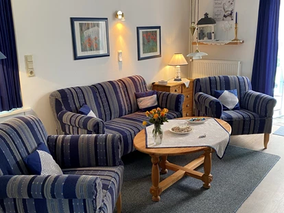 Rollstuhlgerechte Unterkunft - Unterkunftsart: Ferienhaus - Wohnzimmer - Landhaus Sonnens Huus