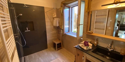 Rollstuhlgerechte Unterkunft - Unterkunftsart: Ferienhaus - Badezimmer Herrenhaus Erdgeschoss - Cornelia Wurzinger