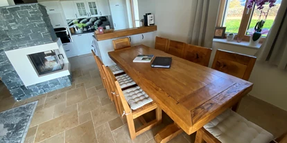 Rollstuhlgerechte Unterkunft - Unterkunftsart: Ferienhaus - Wohn-Esszimmer mit Küche Herrenhaus Erdgeschoss - Cornelia Wurzinger