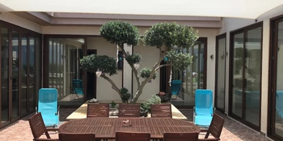 Rollstuhlgerechte Unterkunft - Unterkunftsart: Ferienhaus - Sitz- und Grillplatz neben dem Schwimmbad - Villa Ampelitis