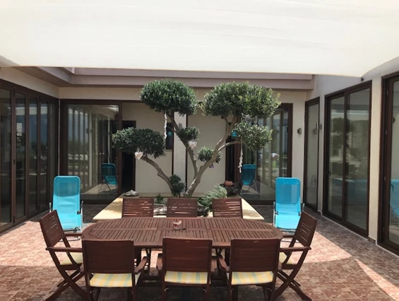 Rollstuhl-Urlaub: Sitz- und Grillplatz neben dem Schwimmbad - Villa Ampelitis