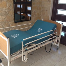 Rollstuhl-Urlaub: Pflegebett auf Anfrage erhältlich - Villa Ampelitis