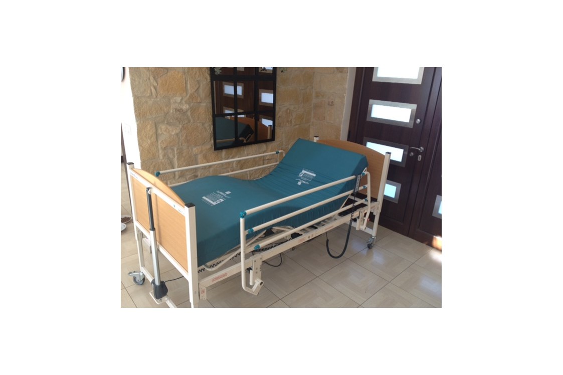 Rollstuhl-Urlaub: Pflegebett auf Anfrage erhältlich - Villa Ampelitis