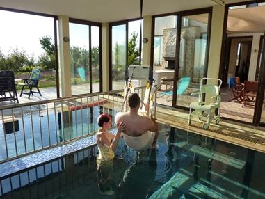 Rollstuhl-Urlaub: Pool mit Deckenlifter - Villa Ampelitis