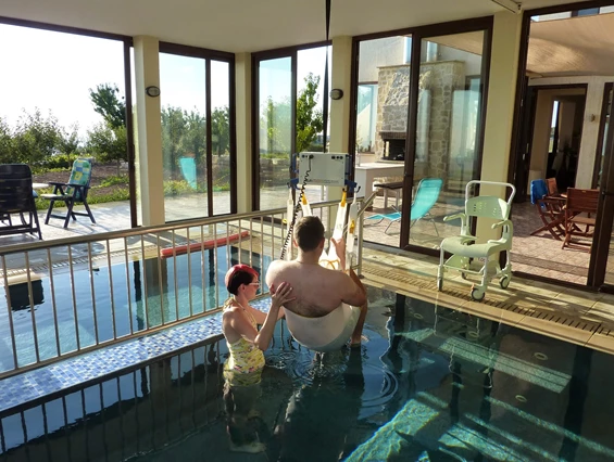 Rollstuhl-Urlaub: Pool mit Deckenlifter - Villa Ampelitis