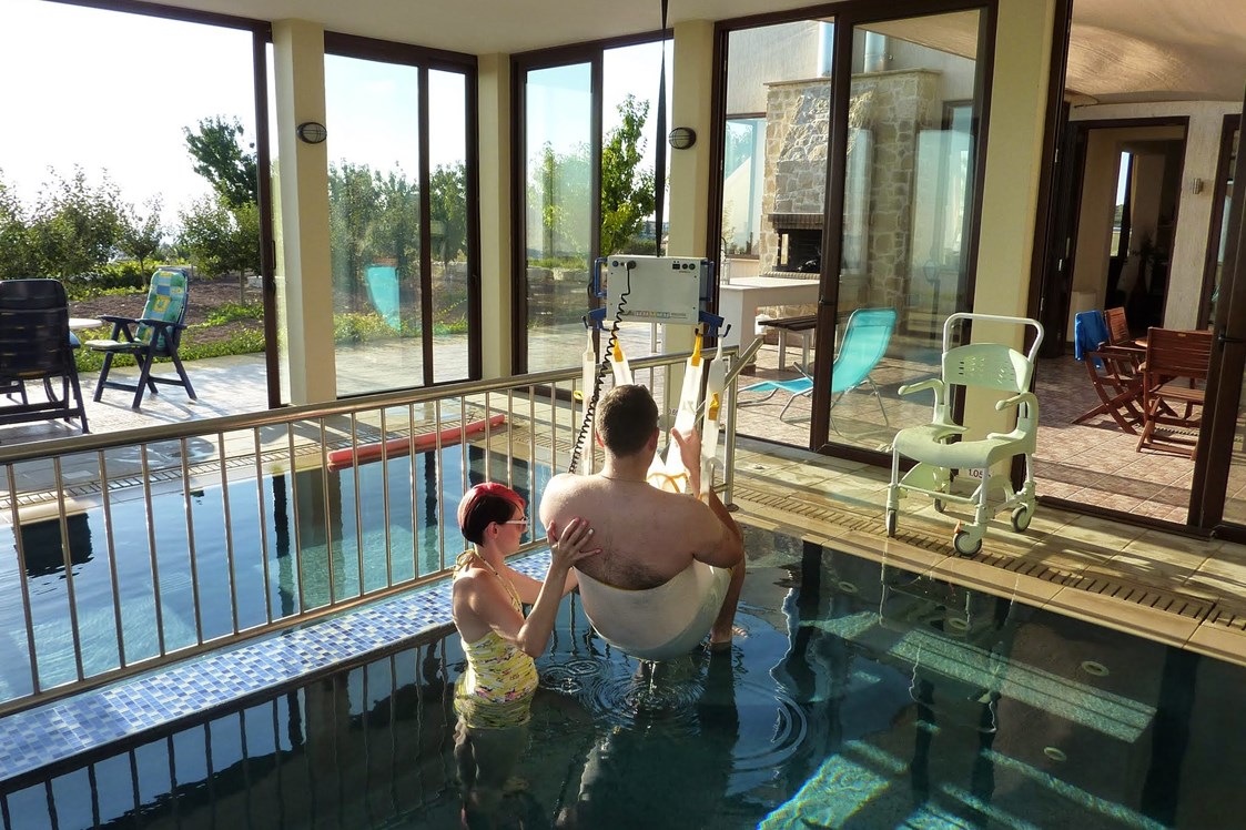 Rollstuhl-Urlaub: Pool mit Deckenlifter - Villa Ampelitis