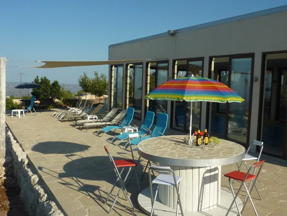 Rollstuhl-Urlaub: Grosse Terasse mit Meerblick - Villa Ampelitis