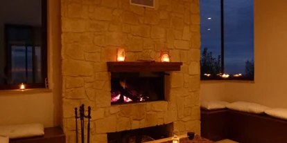 Rollstuhlgerechte Unterkunft - Unterkunftsart: Ferienhaus - gemütlicher Kamin im Wohnzimmer - Villa Ampelitis