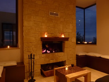 Rollstuhl-Urlaub: gemütlicher Kamin im Wohnzimmer - Villa Ampelitis