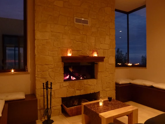 Rollstuhl-Urlaub: gemütlicher Kamin im Wohnzimmer - Villa Ampelitis