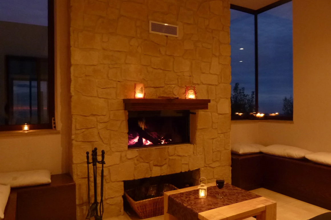 Rollstuhl-Urlaub: gemütlicher Kamin im Wohnzimmer - Villa Ampelitis