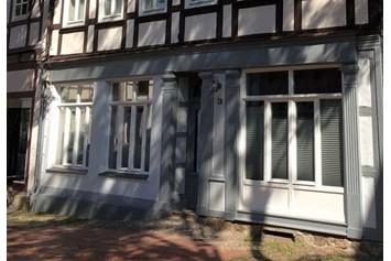 Rollstuhl-Urlaub: Ansicht Eingang und Fensterfront des ehemaligen Cafes - Fachwerk mit Flair - barrierefrei im Herzen der Altstadt von Osterode am Harz