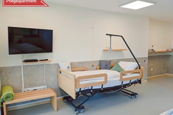 Rollstuhl-Urlaub: Pflegebett mit Inkontinenzschutz und Dekubitusmatratze. Sauerstoffgerät und Infusionsständer erhältlich - Chiemsee barrierefrei