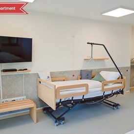 Rollstuhl-Urlaub: Pflegebett mit Inkontinenzschutz und Dekubitusmatratze. Sauerstoffgerät und Infusionsständer erhältlich - Chiemsee barrierefrei
