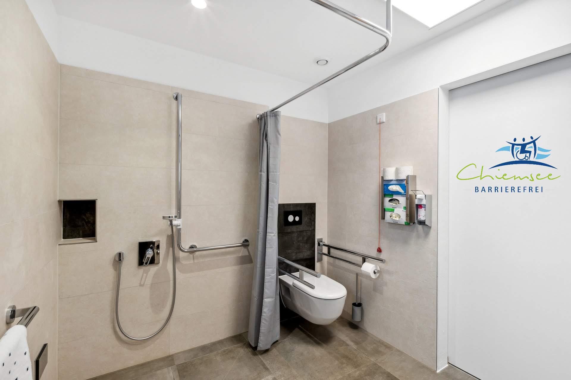 Rollstuhl-Urlaub: Mehr Details auf www.chiemsee-barrierefrei.de Dort auch die Möglichkeit direkt die Zeiträume und Preise einzusehen und direkt zu buchen. - Chiemsee barrierefrei
