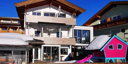 Rollstuhlgerechte Unterkunft - Pflegebett - Die Wohnung befindet sich im Erdgeschoss. Alle Räume sowie Terrasse und Garten sind mit dem Rollstuhl schwellenlos erreichbar! - Ferienwohnung Kaiserblick Kössen