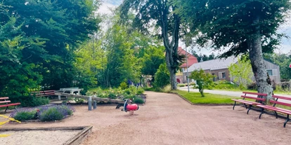 Rollstuhlgerechte Unterkunft - Baiersbronn - Der Spielplatz gegenüber der Ferienwohnungen - Ferienwohnung Westweg