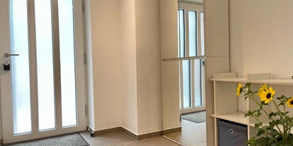 Rollstuhlgerechte Unterkunft - Baiersbronn - Die Haustüre und der helle Eingangsbereich der Ferienwohnung Westweg - Ferienwohnung Westweg