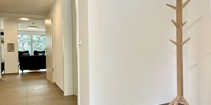 Rollstuhlgerechte Unterkunft - Baiersbronn - Die Garderobe mit Rollstuhlwendeplatz  - Ferienwohnung Westweg