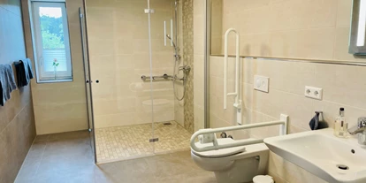 Rollstuhlgerechte Unterkunft - Baiersbronn - Die Dusche mit Toilette - Ferienwohnung Westweg
