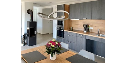 Rollstuhlgerechte Unterkunft - Baiersbronn - Der Essbreich mit vollausgestatteter Küche und Schwedenofen - Ferienwohnung Westweg