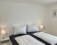 Rollstuhl-Urlaub: Schlafzimmer mit Doppelbett - Ferienwohnung Westweg