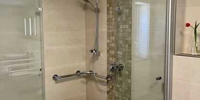 Rollstuhlgerechte Unterkunft - Baiersbronn - Die Dusche mit Stützgriffen und Duschstuhl - Ferienwohnung Westweg