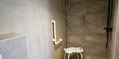 Rollstuhlgerechte Unterkunft - Unterkunftsart: Ferienhaus - ebenerdig, befahrbare Dusche (118 cm breit) - Erdhausapartment OST