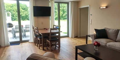 Rollstuhlgerechte Unterkunft - Unterkunftsart: Ferienhaus - Wohn- und Essbereich - Erdhausapartment OST