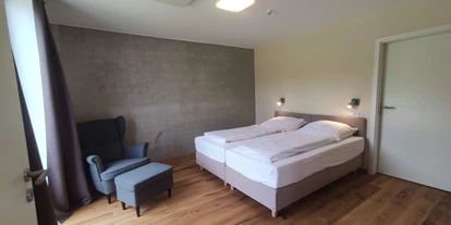 Rollstuhlgerechte Unterkunft - Unterkunftsart: Ferienhaus - erstes Schlafzimmer mit Doppelbett (1,80m x 2,00m) Boxspringbett - Erdhausapartment OST