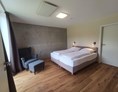 Rollstuhl-Urlaub: erstes Schlafzimmer mit Doppelbett (1,80m x 2,00m) Boxspringbett - Erdhausapartment OST
