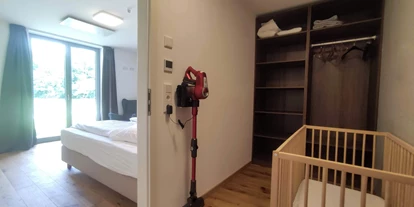 Rollstuhlgerechte Unterkunft - Unterkunftsart: Ferienhaus - begehbares Schrankzimmer bzw Babyzimmer mit Babybettchen (kann auch ins Elternschlafzimmer gestellt werden) und Kinderhochstuhl - Erdhausapartment OST