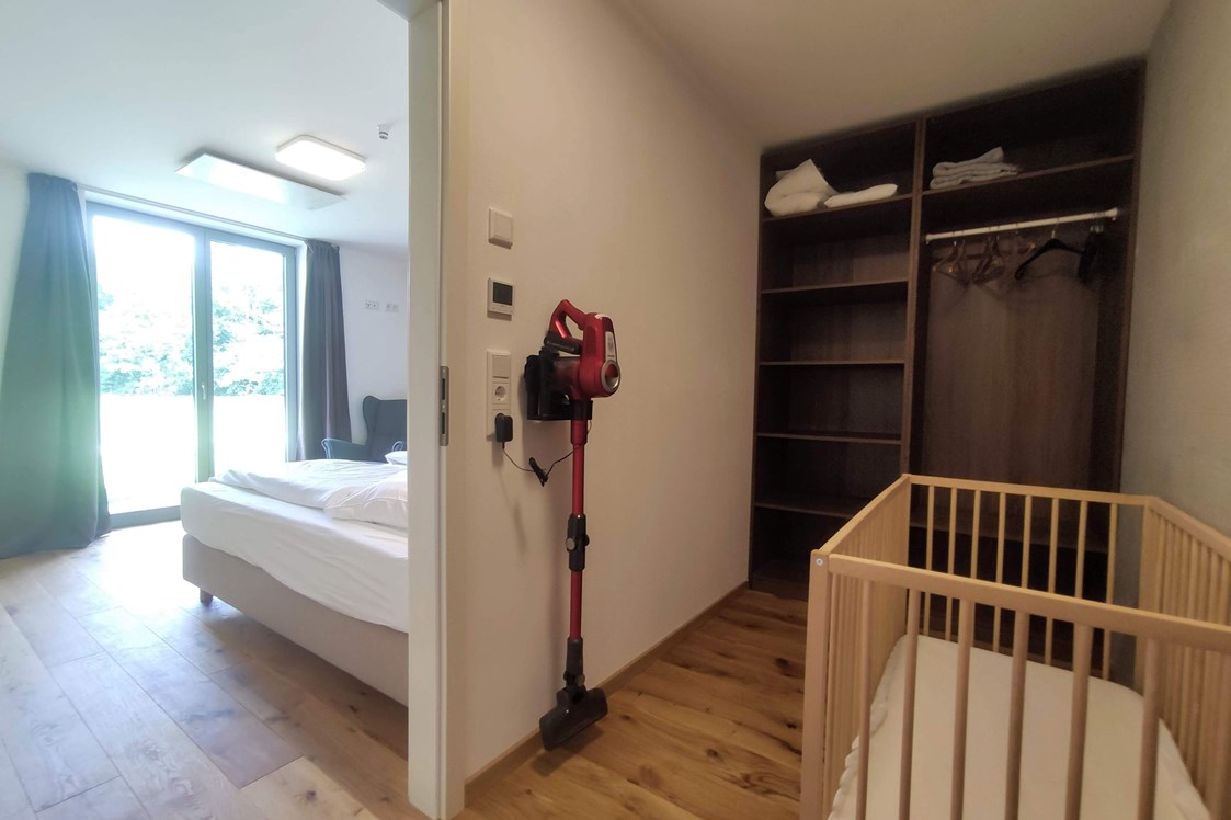 Rollstuhl-Urlaub: begehbares Schrankzimmer bzw Babyzimmer mit Babybettchen (kann auch ins Elternschlafzimmer gestellt werden) und Kinderhochstuhl - Erdhausapartment OST