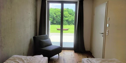 Rollstuhlgerechte Unterkunft - Unterkunftsart: Ferienhaus - zweites Schlafzimmer mit 2 einzelnen Boxspringbetten (á 0,80m x 2,00m) - Erdhausapartment OST