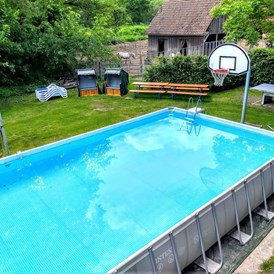 Rollstuhl-Urlaub: Im Sommer Pool 10m x 5m und
im Winter Basketball-Platz  - Erdhausapartment OST
