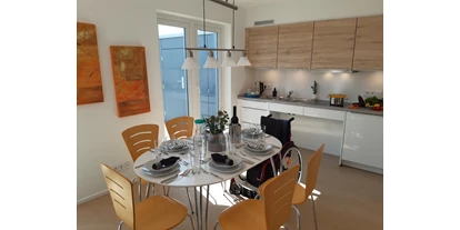 Rollstuhlgerechte Unterkunft - Pflegebett - Die vollständig ausgestattete Küche mit Essbereich.
Die Spüle und das Kochfeld sind unterfahrbar.
 - Rolli Oase Ostseeresort Olpenitz (Kappeln)
