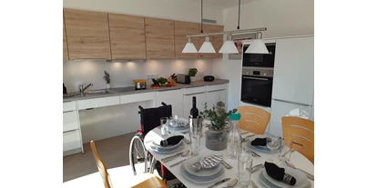 Rollstuhlgerechte Unterkunft - Pflegebett - Küche mit Esstisch - Rolli Oase Ostseeresort Olpenitz (Kappeln)