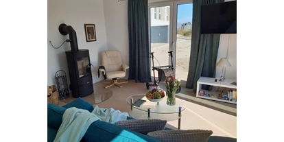 Rollstuhlgerechte Unterkunft - Pflegebett - Das Wohnzimmer mit Kamin, Ausziehsofa und rollstuhlgerechtem Zugang zur Terrasse. - Rolli Oase Ostseeresort Olpenitz (Kappeln)
