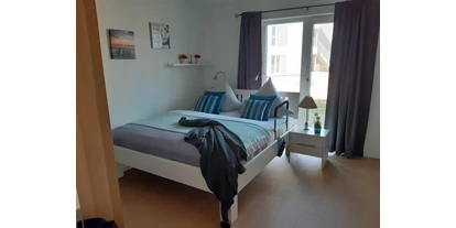 Rollstuhlgerechte Unterkunft - Pflegebett - Das Doppelbett m Schlafzimmer verfügt über zwei einzelne Matratzen, jeweils mit elektrischen Lattenrost für Kopf- und Fussteil. Der Schlazimmerschrank, hier nicht zu sehen hat Schubladen und Kleiderstange in Sitzhöhe. - Rolli Oase Ostseeresort Olpenitz (Kappeln)